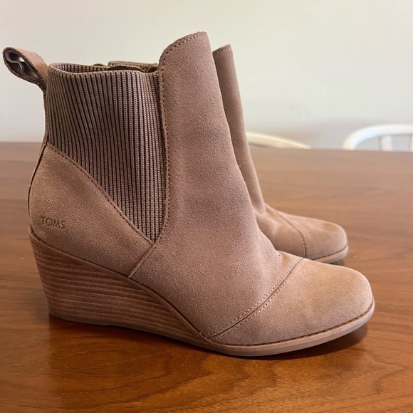 New Toms Women’s Suede Booties Size: 7.5 tan brown - Picture 2 of 7